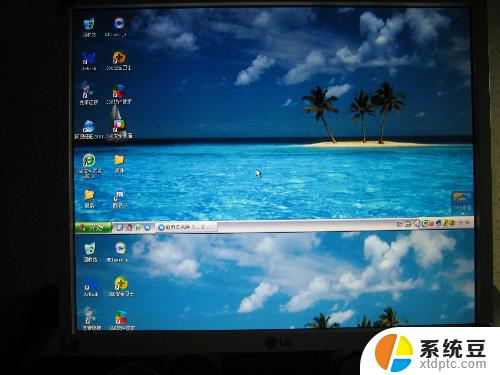电脑屏幕分了上下两截怎么办 win10电脑如何实现上下分屏