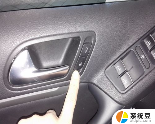 汽车有一个门锁打不开 汽车车门锁住打不开怎么处理